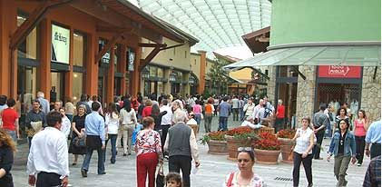 Shopping al Franciacorta Outlet con autonoleggio con autista