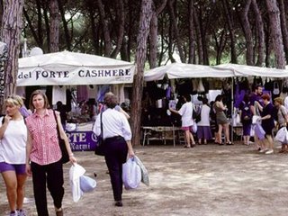 Shopping al mercato del Forte a Forte dei Marmi